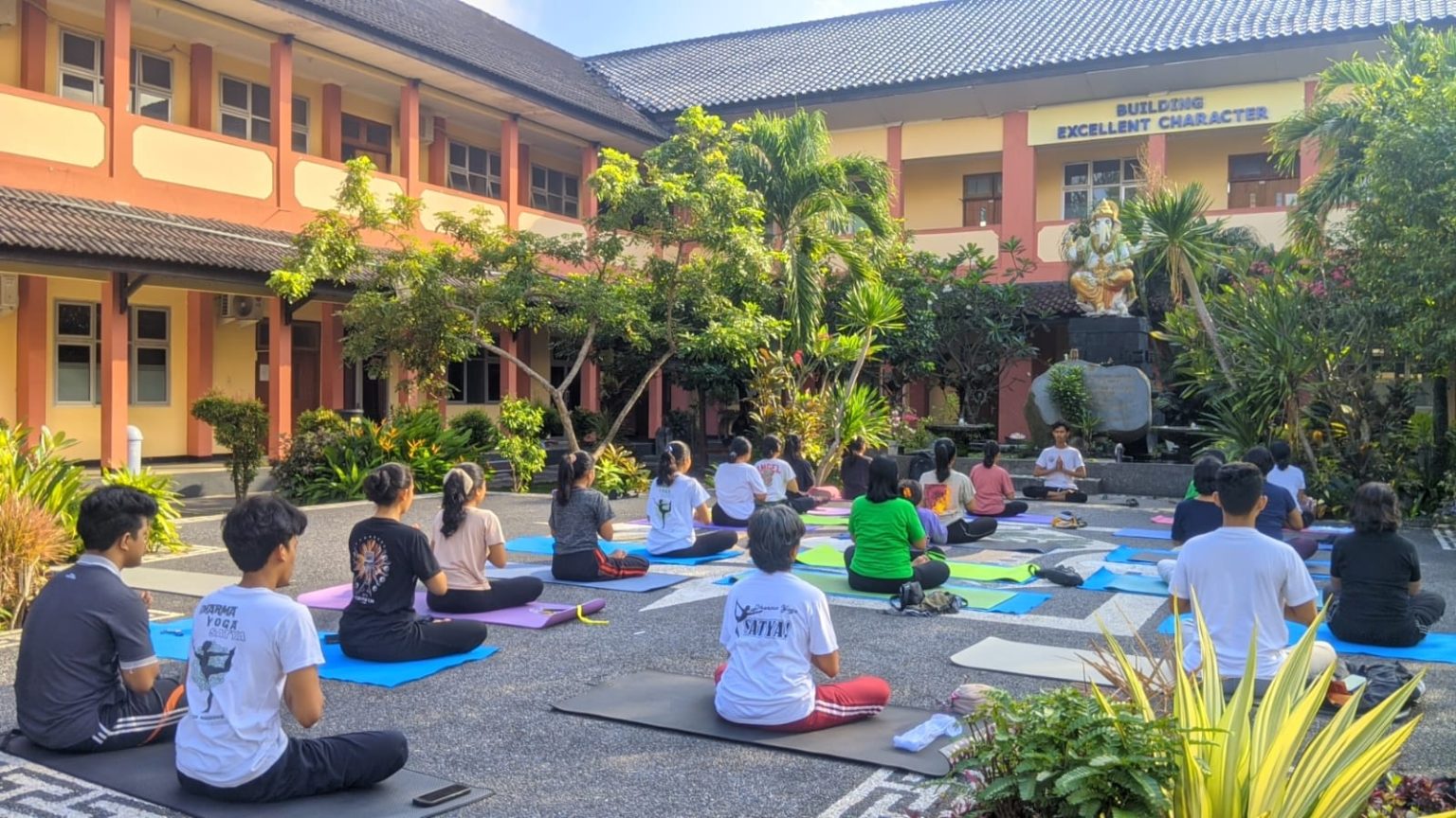 Mahasiswa IAHN Gde Pudja Mataram Padukan Kesehatan Fisik dan Mental ...