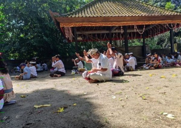 PERSEMBAHYANGAN DI PURA BELEGONDANG DESA KARANG LAMPER