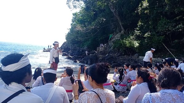 MAKNA DI BALIK RITUAL KESANGA MENURUT MASYARAKAT HINDU DI LOMBOK