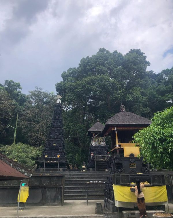 NGEMBAK GENI, TRADISI SUCI MENGAWALI KEHIDUPAN KEMBALI SETELAH NYEPI DI PULAU LOMBOK.