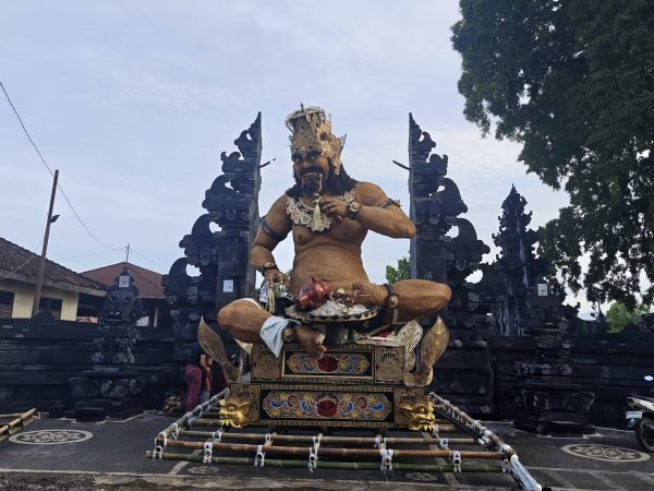 BANJAR SERAYA HIDUPKAN NILAI MORAL LEWAT OGOH-OGOH CUPAK YANG LICIK DAN TAMAK