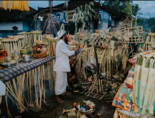 UPACARA MECARU DESA BUWUN SEJATI YANG DILAKSANAKAN SEHARI SEBELUM HARI RAYA NYEPI