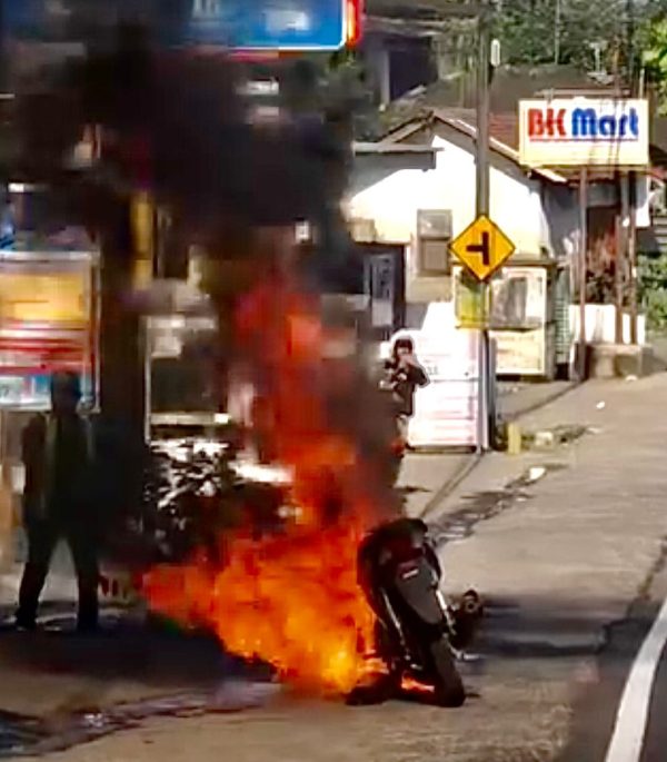 MOTOR TERBAKAR DI PINGGIR JALAN PEMEPEK-PRINGGARATA, WARGA PANIK