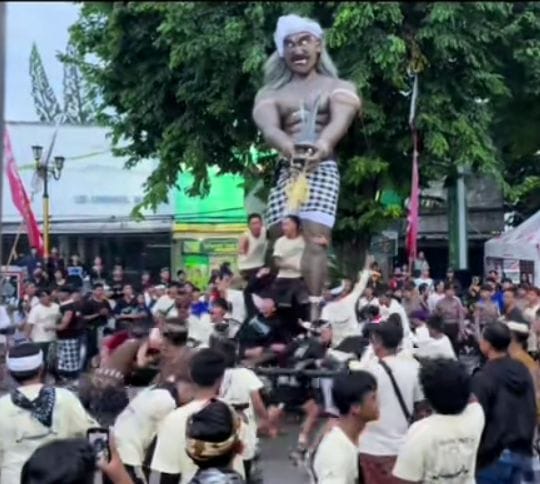 LUAR BIASA!! MONJOK GRIYA IKUT MERAMAIKAN PAWAI OGOH OGOH DENGAN TEMA YANG UNIK