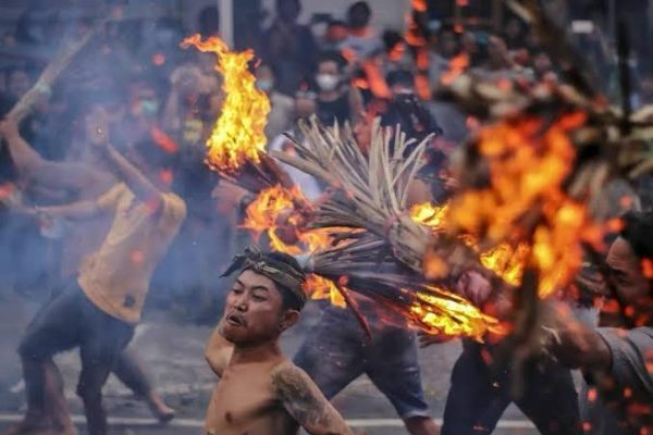 PERANG API PENOLAK BALA DI CAKRANEGARA DALAM RANGKA MENYAMBUT HARI RAYA NYEPI TAHUN BARU CAKA 1947