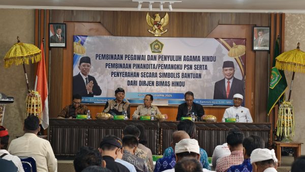 KEMENAG NTB GELAR PEMBINAAN PEGAWAI DAN PENYERAHAN BANTUAN UNTUK LEMBAGA KEAGAMAAN HINDU