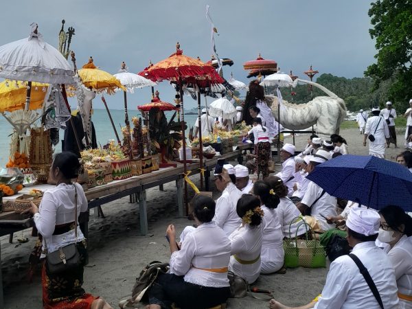 WARGA BANJAR GRIYA HITA SHANTI MELAKUKAN KEGIATAN MELASTI