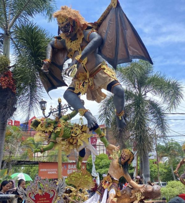 SALAH SATU OGOH – OGOH LOMBOK MENCERMINKAN NILAI KEHIDUPAN