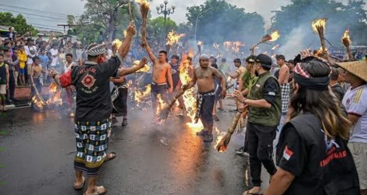MAKNA PERANG API TRADISI UMAT HINDU SAMBUT HARI RAYA NYEPI DI LOMBOK