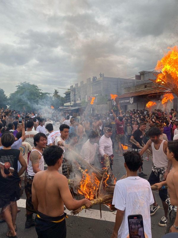 DUA KAMPUNG PERANG API JELANG NYEPI DI MATARAM