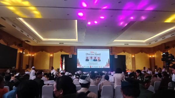 RIBUAN UMAT HINDU HADIRI DHARMA SHANTI BERSAMA YANG DISELENGGARAKAN OLEH PHDI PROVINSI NTB