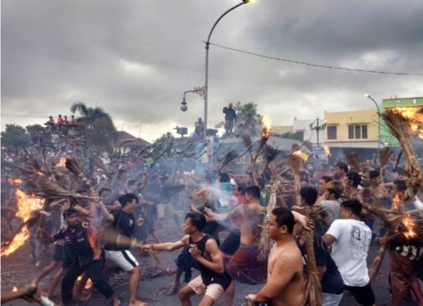 Sejarah Perang Api Ritual Tolak Bala Umat Hindu di Mataram Menjelang Nyepi