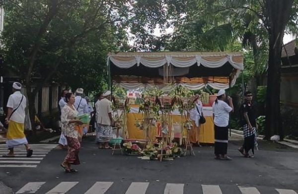 UPACARA TAWUR AGUNG MENJELANG HARI RAYA NYEPI 2025 TAHUN BARU CAKA 1947 DI MATARAM