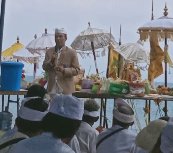 UPACARA MELASTI DI PANTAI MELASE DALAM RANGKA MENYAMBUT HARI RAYA NYEPI