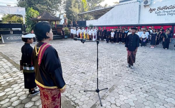 SEMARAK HARI KARTINI DI SDN 34 CAKRANEGARA : SISWA KENAKAN PAKAIAN ADAT DALAM UPACARA KHIDMAT
