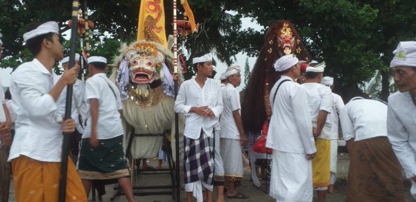 UPACARA MELASTI : TRADISI UMAT HINDU YANG DI RAYAKAN SETIAP TAHUN