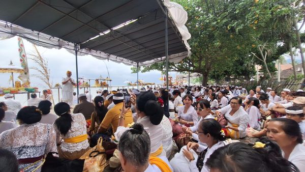 RATUSAN UMAT HINDU DI LOMBOK IKUTI PROSESI MELASTI